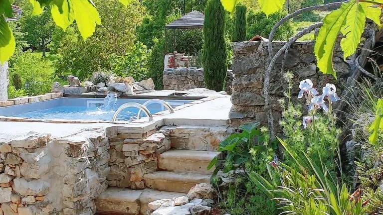 Jak znaleźć tani nocleg w Chorwacji bez przepłacania i stresu