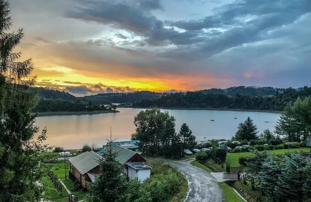 Gdzie na ryby z noclegiem? Odkryj najlepsze miejsca w Polsce