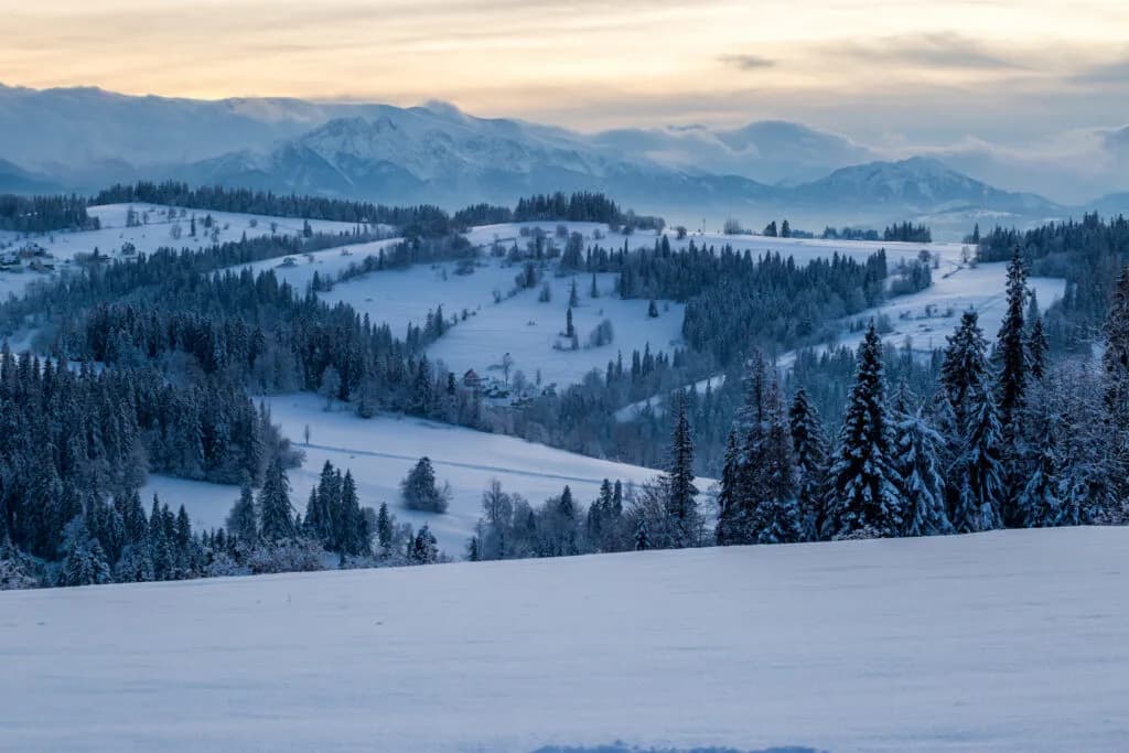 Białka atrakcje: Odkryj najlepsze miejsca na zimę i lato