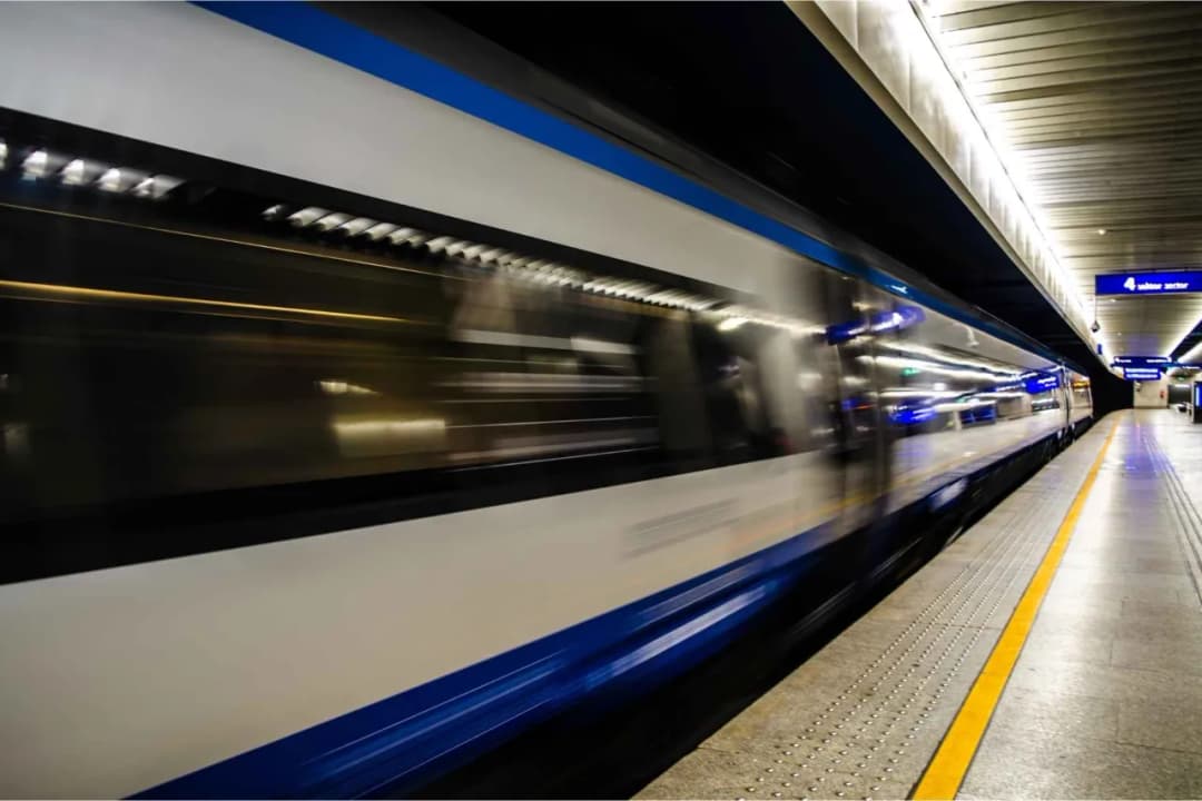 Gdzie się zatrzymuje pociąg do Warszawy na Śląsku? Sprawdź stacje!