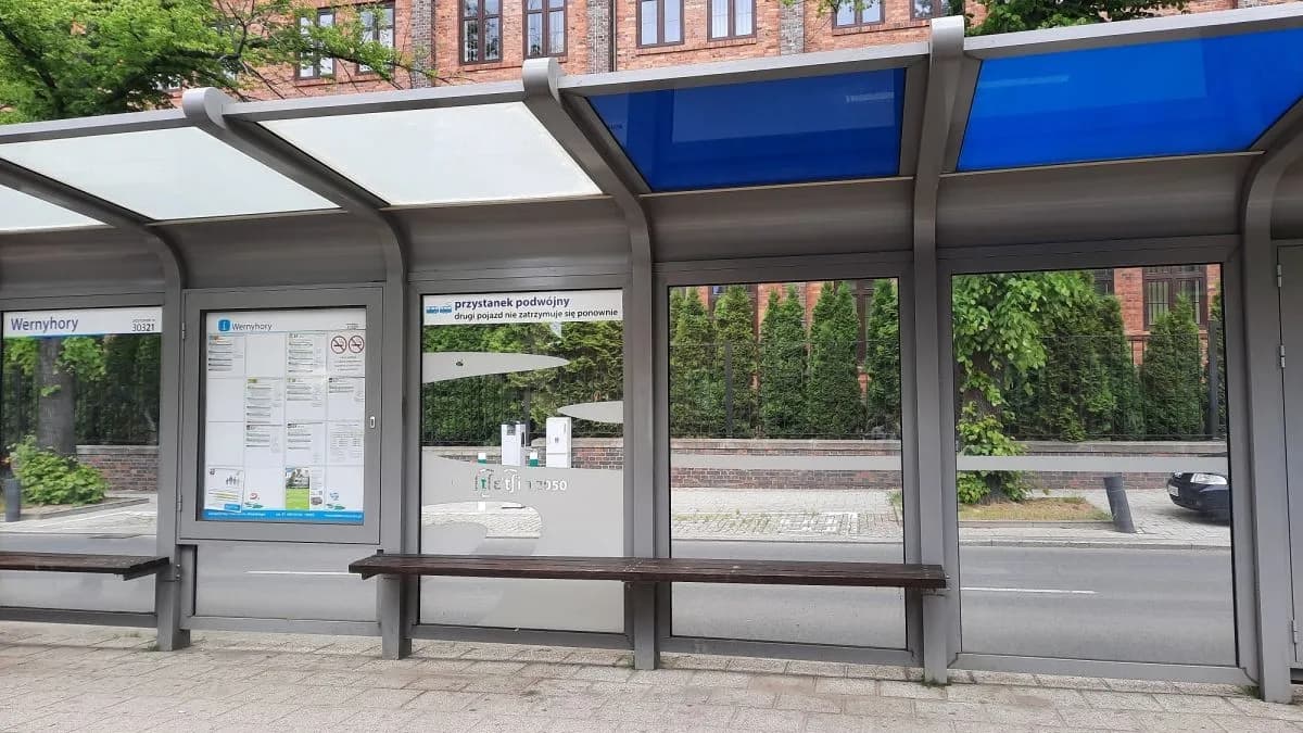 Gdzie zatrzymuje się bus w wyknie? Sprawdź najważniejsze przystanki