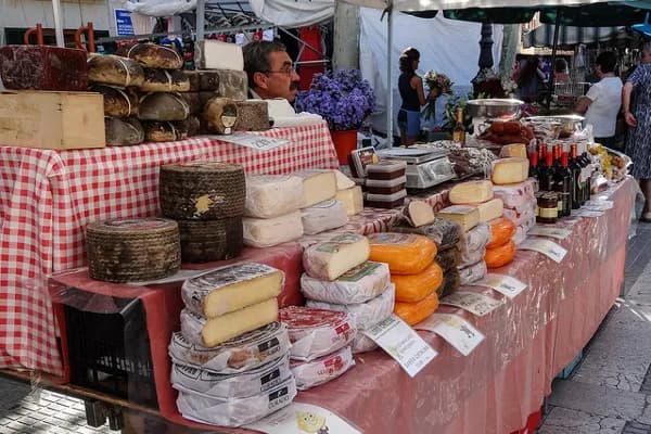 Co warto przywieźć z Majorki? Odkryj unikalne pamiątki i smaki