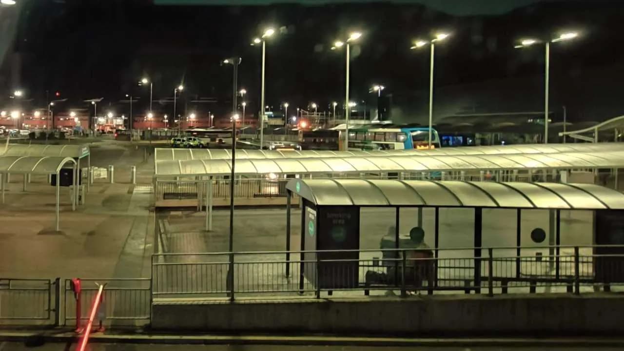 Gdzie w Luton zatrzymuje się przystanek p-airbus? Kluczowe informacje